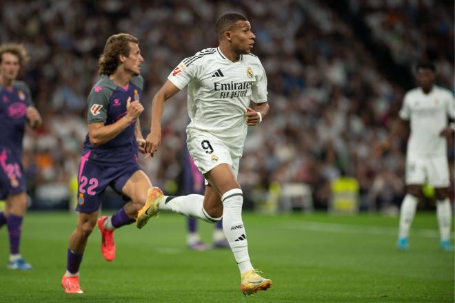 Kylian Mbappé y Carlos Romero, en el Real Madrid-Espanyol (Foto: Cordon Press).