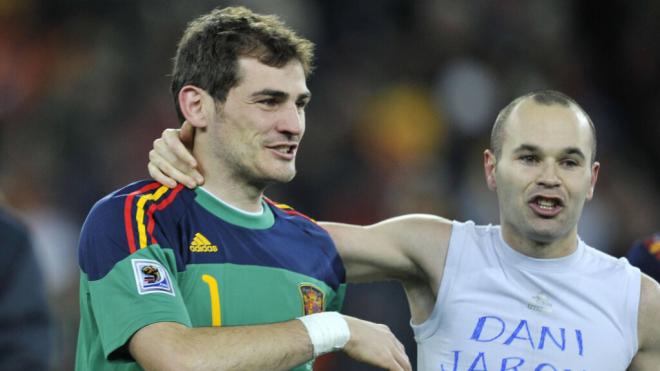 Iker Casillas y Andrés Iniesta celebrando el Mundial de 2010 (Cordon Press)