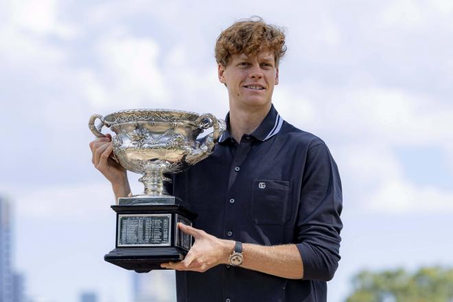 Jannik Sinner posa con el Open de Australia 2025 (Foto: Cordon Press).