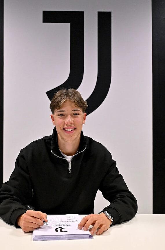 Mateo Santa María, en su presentación con la Juventus (Foto: Juve).