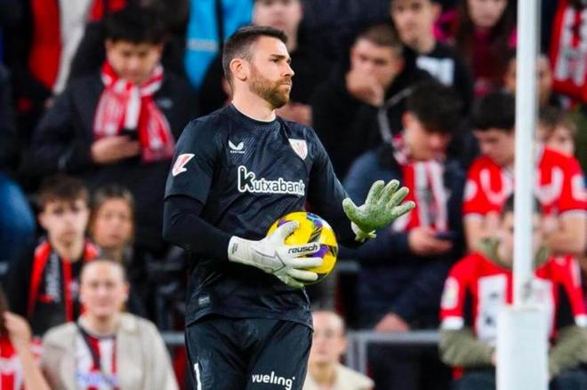 Acción de calma de Unai Simón ante el CD Leganés en San Mamés (Foto: Athletic Club).