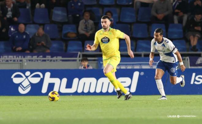 Pablo Vázquez controla el esférico en el Tenerife-Dépor (Foto: LaLiga).