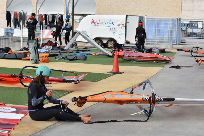 Deportistas, entrenando en el Centro Especializado de Tecnificación Deportiva de Vela Bahía de C