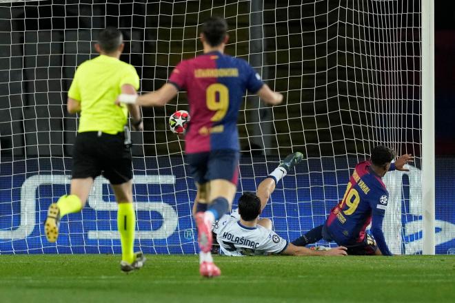 Lamine Yamal en el momento de su gol (EFE)