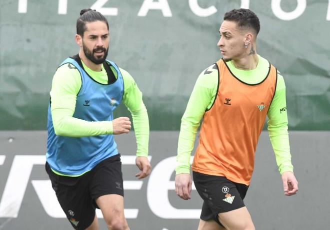 Antony junto a Isco Alarcón (foto: Kiko Hurtado).