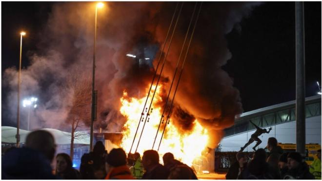 El incendio en los alrededores del Etihad Stadium (Foto: Cordon Press)