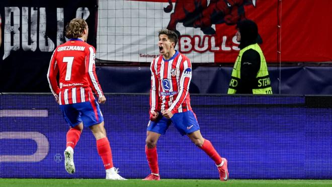 Antoine Griezmann y Giuliano Simeone celebrando un gol (Foto: EFE)