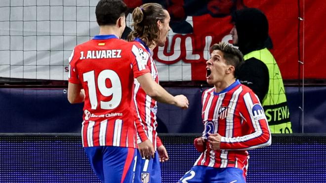 Julián Álvarez, Antoine Griezmann y Giuliano Simeone celebrando un gol (Foto: EFE)