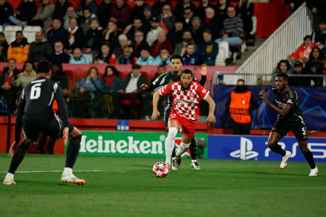 Arnaut Danjuma conduce el balón en el Girona-Arsenal (Foto: Cordon Press).