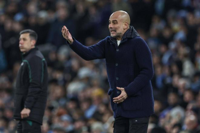 Pep Guardiola da instrucciones en el Manchester City-Brujas (Foto: Cordon Press).