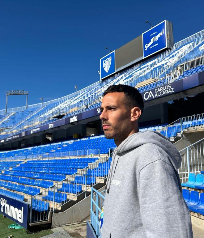 Manu Molina, en las gradas de La Rosaleda. (Foto: A. Fuentes)