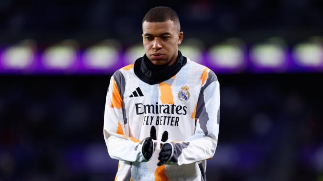 Kylian Mbappé en el calentamiento (Europa Press)