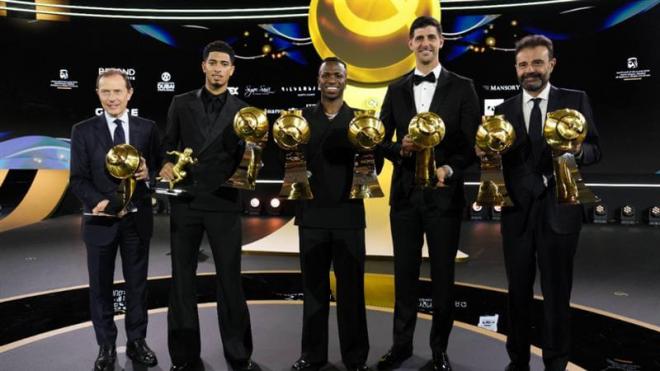 Vinicius, con algunos compañeros en los Globe Soccer Awards (Cordon Press)