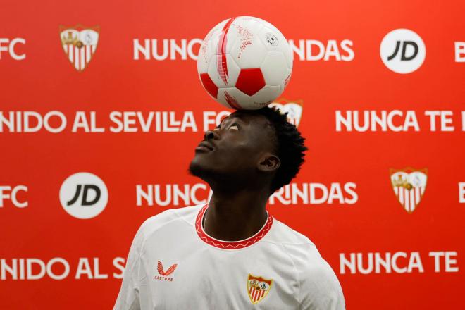 Akor Adams, en su presentación con el Sevilla (Foto: EFE).