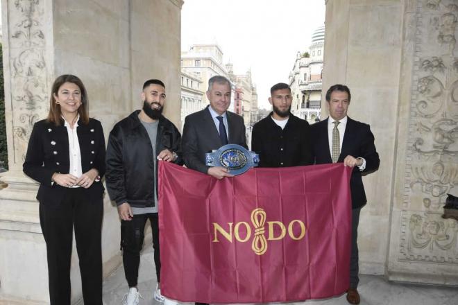 El alcalde de Sevilla posa junto a los boxeadores hispalenses.