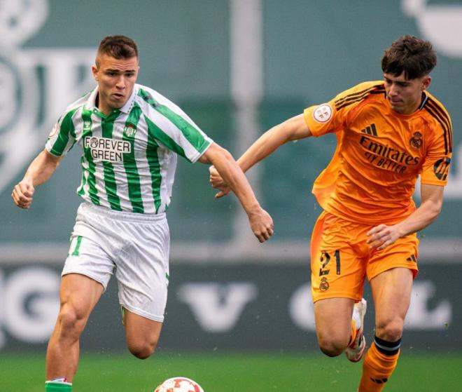 Pablo Gacía, ante el Real Madrid (Foto: RBB)