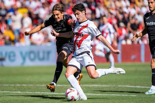 Sergio Camello peleando un balón en el Rayo-Leganés (Foto: Cordon Press).