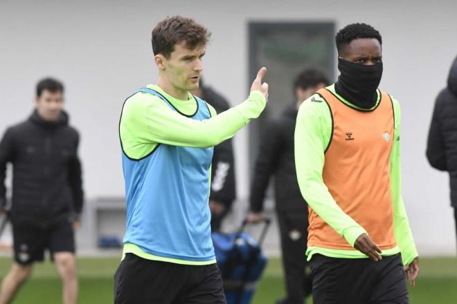 Diego Llorente junto a Cédric Bakambu (foto: Kiko Hurtado).