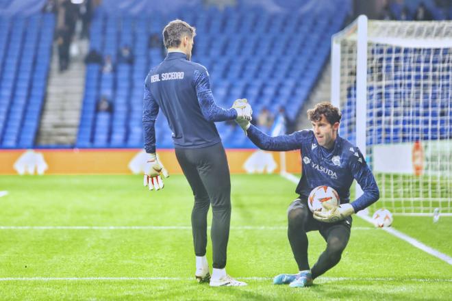 Álex Remiro ayuda a Unai Marrero en un ejercicio (Foto: Giovanni Batista).