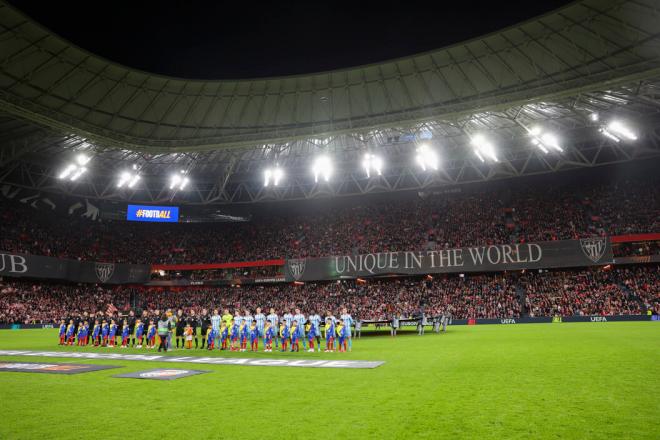 Ambiente en San Mamés antes del Athletic-Viktoria Plzen (Foto: EFE).