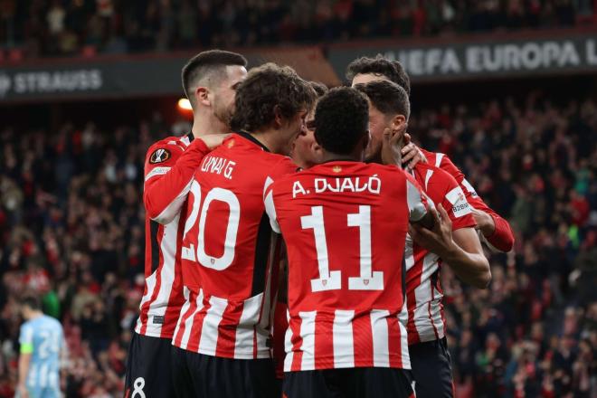 Javi Martón recibe el abrazo de sus compañeros tras marcar en el Athletic-Viktoria Plzen (Foto: C