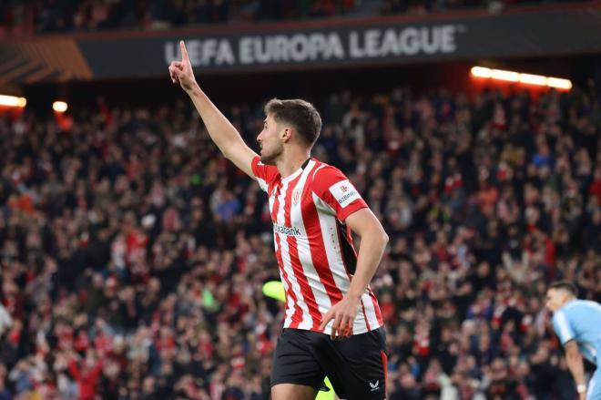 Javi Martón celebra su gol en el Athletic-Viktoria Plzen (Foto: Cordon Press).