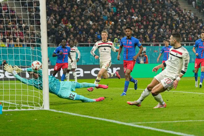 Diogo Dalot marca en el FCSB-Manchester United (Foto: Cordon Press).