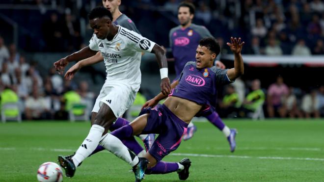 Vinicius durante el encuentro frente al RCD Espanyol en LALIGA (Foto: Cordon Press)