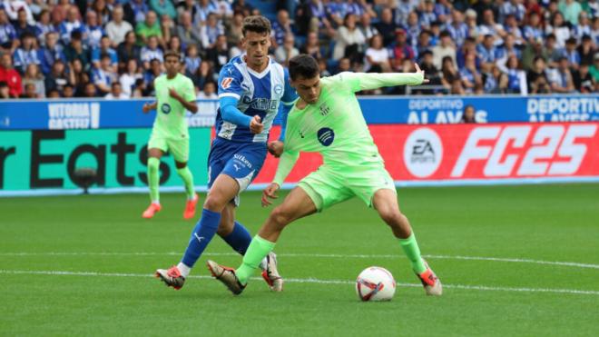 Antonio Blanco ante Pedri González durante el Alavés-Barcelona (foto: Cordon Press).