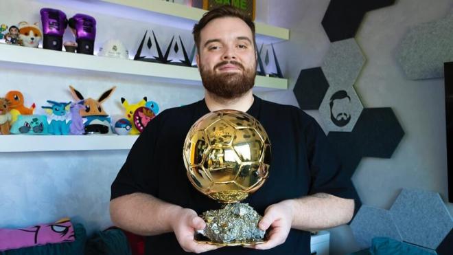 Ibai Llanos mantiene un Balón de Oro (foto: Ibai Llanos instagram).