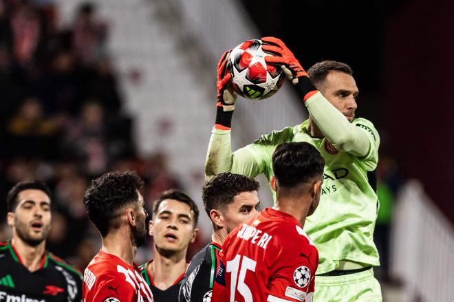 Pau López atrapa una pelota en el Girona-Arsenal (Foto: Cordon Press).