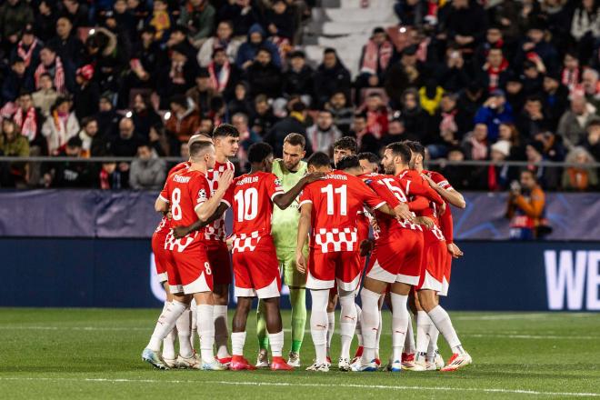 Piña del Girona antes del partido ante el Arsenal (Foto: Cordon Press).