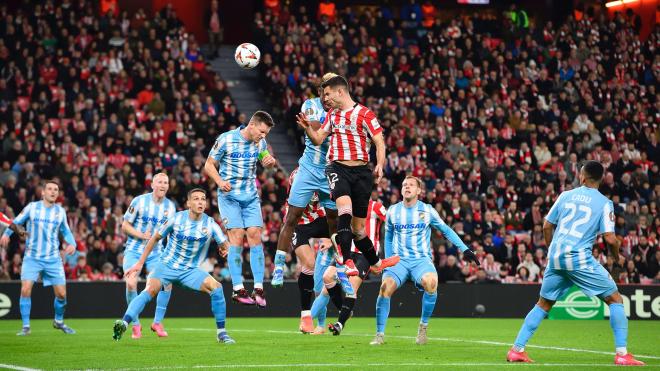 Gorka Guruzeta cabecea en el partido europeo ante el Viktoria Plzen en San Mamés (Foto: Athletic Club).