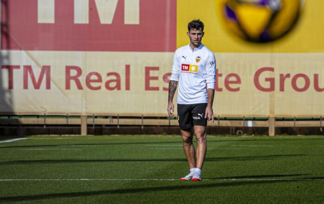 Hugo Duro, en un entrenamiento con el Valencia CF.