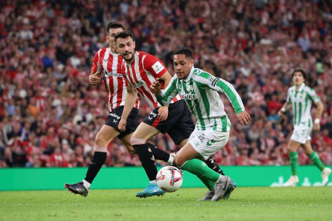 Vitor Roque y Aitor Paredes en la primera vuelta (foto: Cordón Press).