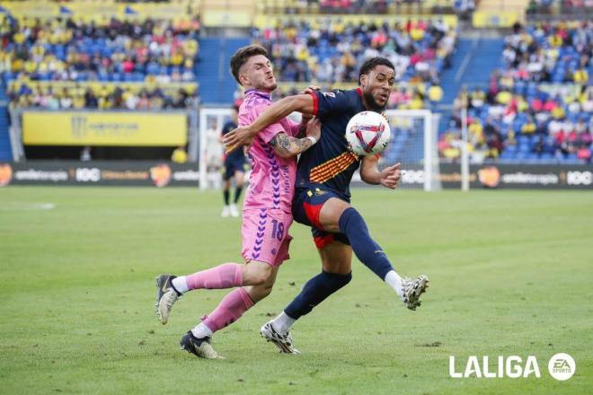 Scott McKenna y Arnaut Danjuma pelean un balón en el Las Palmas-Girona (Foto: LALIGA).