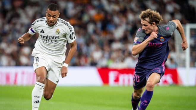 Mbappé y Álex Kral en el partido entre el Real Madrid y el Espanyol (Europa Press)