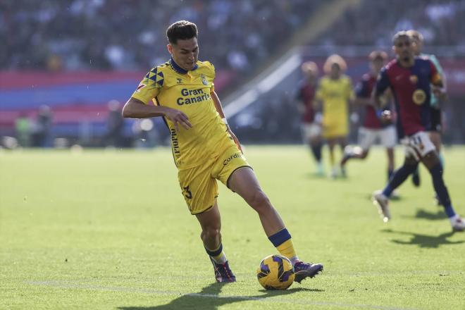 Mika Mármol conduce la pelota en el Barcelona-Las Palmas (Foto: Europa Press).