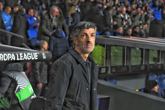 Imanol Alguacil, en el banquillo en el duelo frente al PAOK de Salónica (Foto: Giovanni Batista).