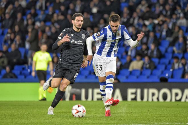 Brais Méndez golpea el esférico en el Real Sociedad-PAOK de Salónica (Foto: Giovanni Batista).