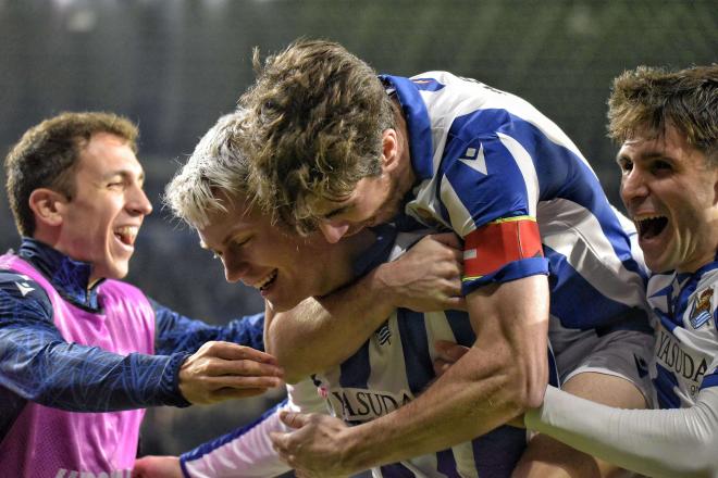 Aritz Elustondo abraza a Oskarsson para festejar el gol del islandés (Foto: Giovanni Batista).