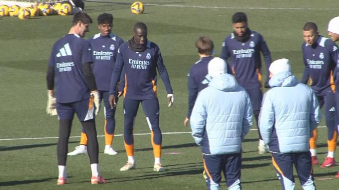 Ferland Mendy durante el entrenamiento del Real Madrid con un vendaje en su mano izquierda (Fuente: