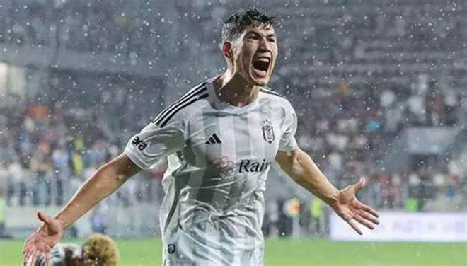 Bakhtiyor Zaynutdinov, con el Besiktas.