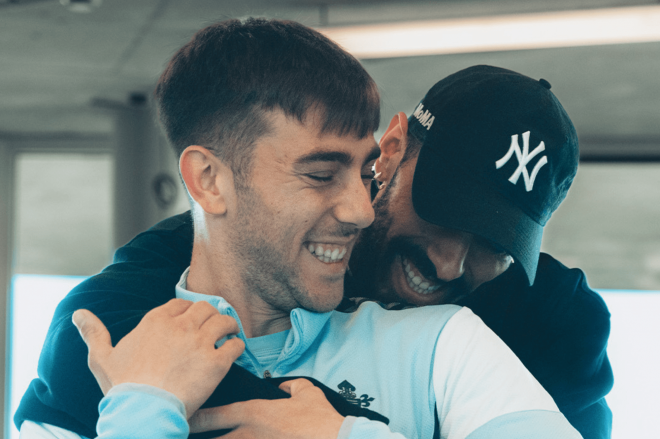 Borja Iglesias se abraza a Iker Losada (Foto: RC Celta).