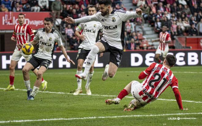 Nico Serrano, en su debut con el Sporting ante el Burgos (Foto: LaLiga).