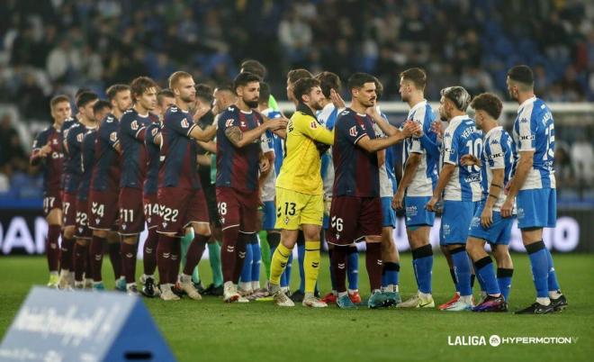 Saludo entre jugadores de Deportivo y Eibar en la primera vuelta (Foto: LALIGA).