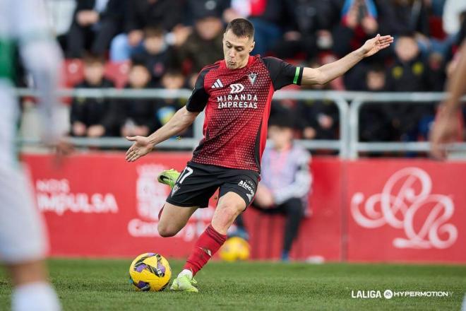 El delantero guipuzcoano del Athletic, cedido al Mirandés, Urko Izeta antes de su gol de falta al Elche (Foto: LALIGA).