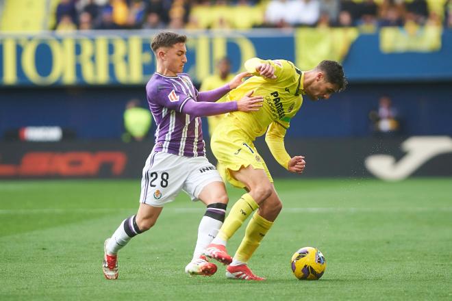 Gerard Moreno protege la pelota ante Chuki en el Villarreal - Real Valladolid.