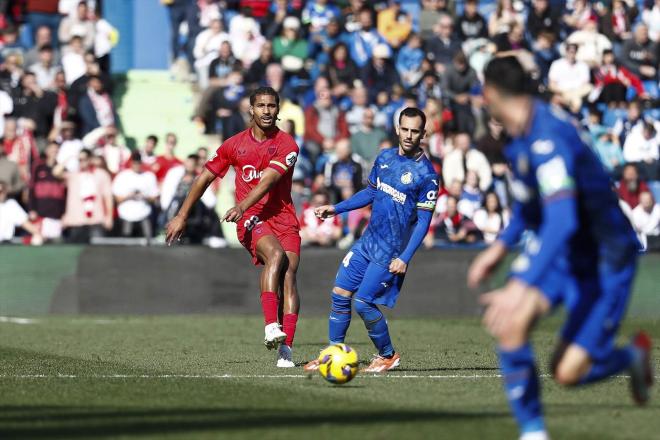 Badé y Juanmi Jiménez, en el Getafe-Sevilla (Foto: AFP7/Europa Press).