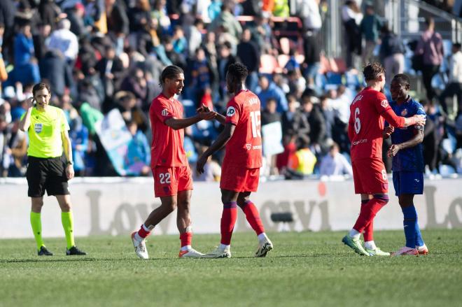 Akor Adams y Badé, tras el Getafe-Sevilla (Foto: Cordon Press).